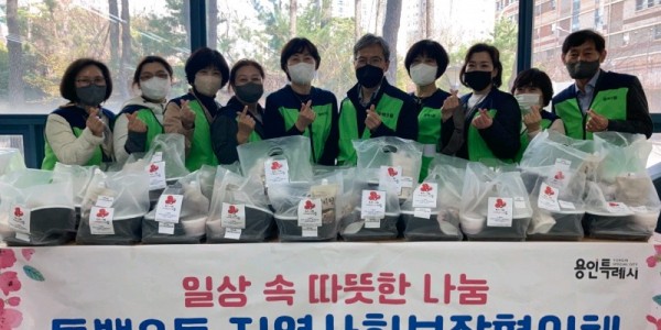 10. 동백3동 지역사회보장협의체는 29일 자작나무갈비 동백점에서 기탁받은 갈비탕을 저소득 어르신 가정에 전달했다..jpg