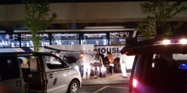 1. 용인시가 관용차량과 전세버스를 이용해 해외입국자를 자가격리지까지 이동을 돕고 있는 모습.jpg