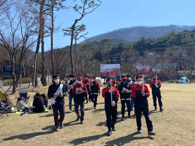 1-5 시는 2일 용인자연휴양림에서 산불전문예방진화대, 산림과 직원 등 25명이 참여해 휴양림 방문객을 대상으로 산불예방 캠페인을 벌였다..jpeg