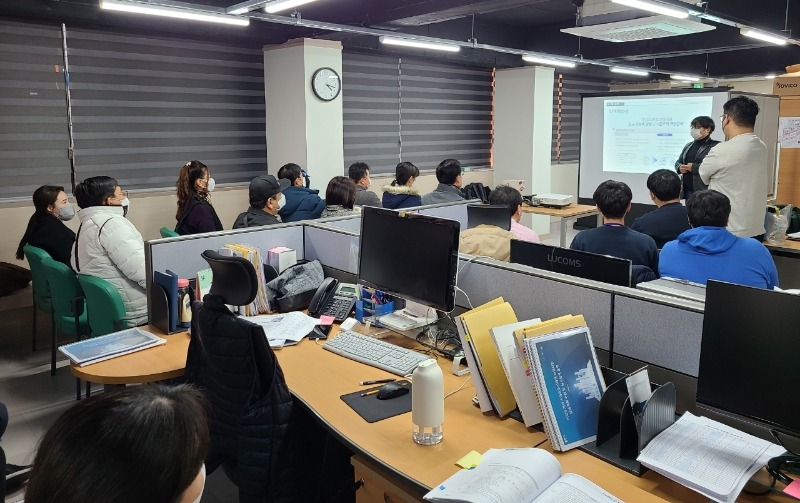 2-2 신갈오거리 도시재생 주민제안 공모사업 참여팀을 대상으로 설명회를 열고 있는 모습.jpg