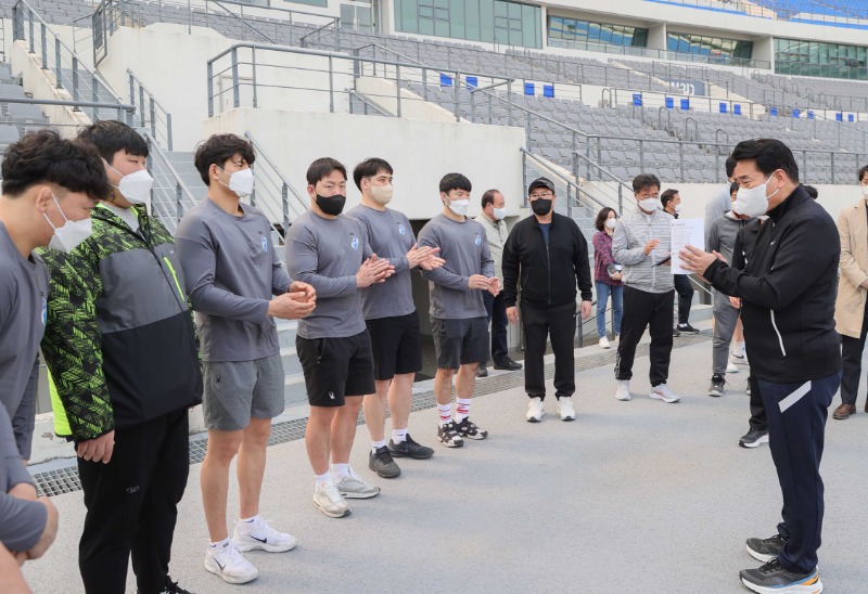 1-5. 백군기 용인시장이 용인마라톤 대회 홍보영상 촬영을 위해 모인 용인시청 씨름단 선수들을 격려하고 있다..JPG