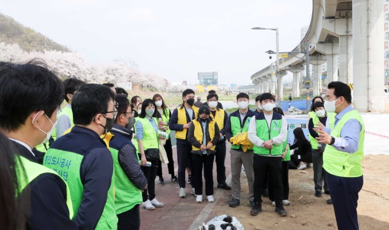 [크기변환]220412_백군기 용인시장, 1사 1하천 가꾸기 봉사활동 현장 찾아 격려_사진(1).JPG