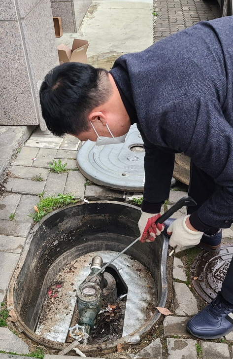 [크기변환]8-2 시 상수도사업소 관계자가 관내 한 수용가의 수도 계량기를 점검하고 있는 모습.jpg