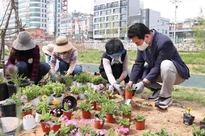 [크기변환]2-2. 백군기 시장이 시민들과 함께 어울林(림)정원서 꽃을 심고 있다 (2).jpg