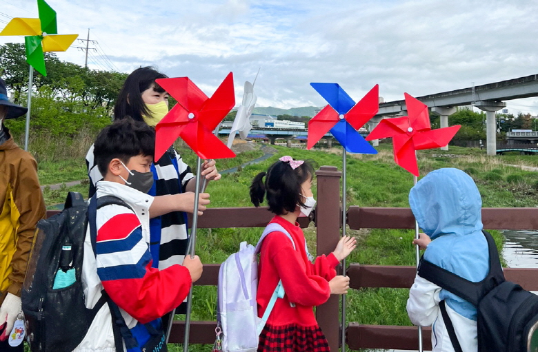 [크기변환]10-1 유림동 행복마을관리소 지킴이들과 성산초등학교 1_2학년 아이들이 직접 등하굣길 꾸미기에 나섰다.jpg