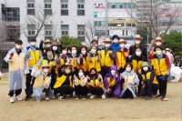 6-1. 기흥구 보정동 주민들이 힐링,군락 정원 가꾸기 활동 후 기념사진을 찍고있다.jpg