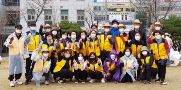 6-1. 기흥구 보정동 주민들이 힐링,군락 정원 가꾸기 활동 후 기념사진을 찍고있다.jpg