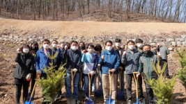 1-1 백군기 용인시장을 비롯해 시 산림조합, 직원 등은 제77회 식목일을 맞아 지난 2일 용인자연휴양림에서 시목, 시화를 심는 행사를 열었다..jpg