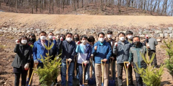 1-1 백군기 용인시장을 비롯해 시 산림조합, 직원 등은 제77회 식목일을 맞아 지난 2일 용인자연휴양림에서 시목, 시화를 심는 행사를 열었다..jpg