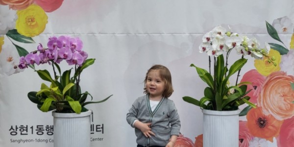 8-1. 상현1동 행정복지센터를 찾은 영국의 한 소녀가 포토존에서 활짝 웃고 있는 모습.jpg