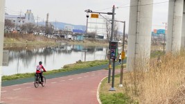 3-1. 고진역 1번출구 근처 하천산책로에 설치되어 있는 미세먼지 신호등.jpg