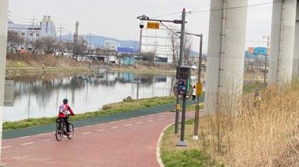 3-1. 고진역 1번출구 근처 하천산책로에 설치되어 있는 미세먼지 신호등.jpg