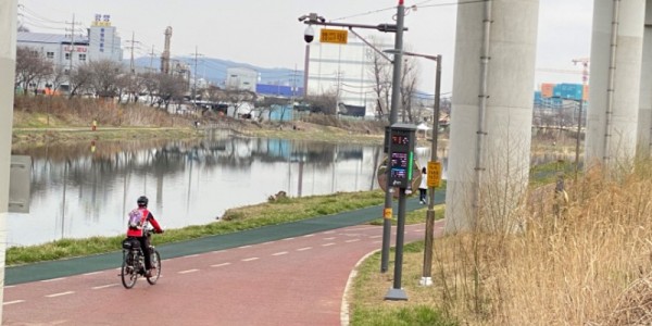 3-1. 고진역 1번출구 근처 하천산책로에 설치되어 있는 미세먼지 신호등.jpg