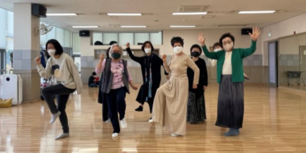 9. 죽전2동 주민자치센터의 댄스 프로그램 수강생들이 춤을 추고 있는 모습.jpg