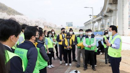 [크기변환]220412_백군기 용인시장, 1사 1하천 가꾸기 봉사활동 현장 찾아 격려_사진(1).JPG