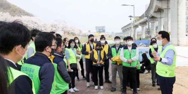 [크기변환]220412_백군기 용인시장, 1사 1하천 가꾸기 봉사활동 현장 찾아 격려_사진(1).JPG