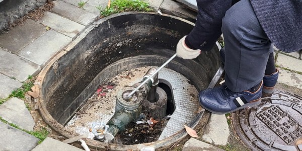 [크기변환]8-1 시 상수도사업소 관계자가 관내 한 수용가의 수도 계량기를 점검하고 있는 모습.jpg