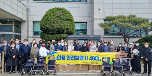 [크기변환]9. 이동농업협동조합이 14일 거동이 불편한 어르신들의 보행 안전을 위해 보행보조기구인 ‘실버카’ 49대(1250만원 상당)를 기탁했다 (1).jpg