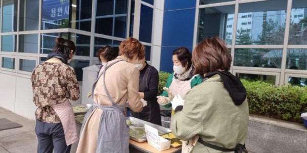 [크기변환]220414_동천동, 주민자치위원회서 취약계층 40가구에 제철 음식 전달_사진.jpg