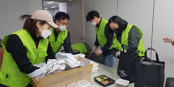 220414_6년째 식지 않는 마북동‘사랑의 도시락’_사진(1).jpeg