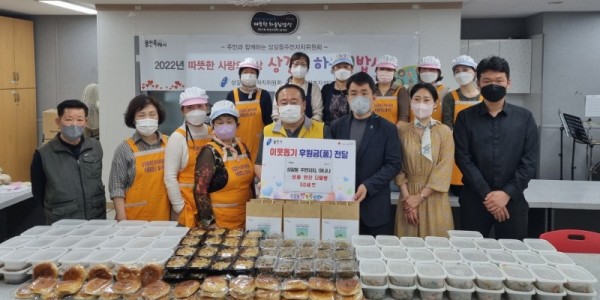 [크기변환]7. 상갈동이 동 주민자치위원회와 함께 홀로 사는 취약계층 50명에게 따뜻한 밑반찬과 단팥빵을 전달했다..jpg