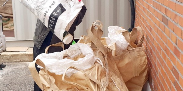 [크기변환]5-1 농가에서 보관하고 있던 폐농약병을 수거하는 모습.jpg