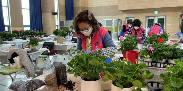 220418_용인시 여성농업인 20명, 화분 만들어 취약계층 180가구에 전달_사진(1).jpg