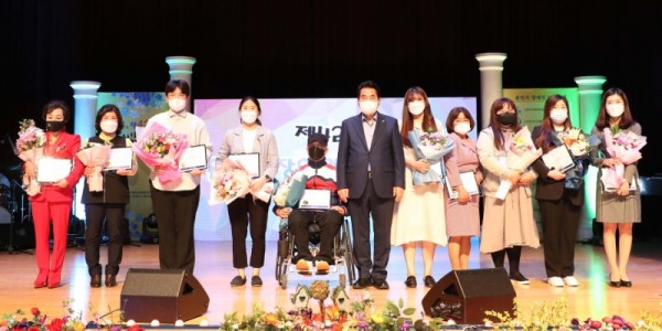 [크기변환]1. 백군기 용인시장이 20일 장애인의 날 기념식에서 장애인복지증진 유공자 표창 수상자들과 기념촬영을 하고 있다..jpg