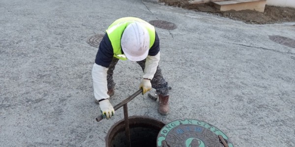 4-1 시 관계자가 퇴수장치가 설치된 맨홀을 점검하고 있다..jpg