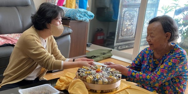 [크기변환]6. 동백2동이 오는 12월까지 지역사회보장협의체와 함께 홀로 어르신 생신 축하 사업을 진행한다..jpeg