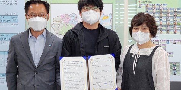 7. 모현읍은 21일 읍 지역사회보장협의체, 미니스톱 용인외대점과 저소득 아동의 생필품 구매를 지원하는 ‘사랑나눔가게 이용사업’ 업무협약을 맺었다..JPG