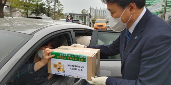 [크기변환]처인구, 장애인시설 17곳에 농축산꾸러미 130개 지원_사진(1).JPG