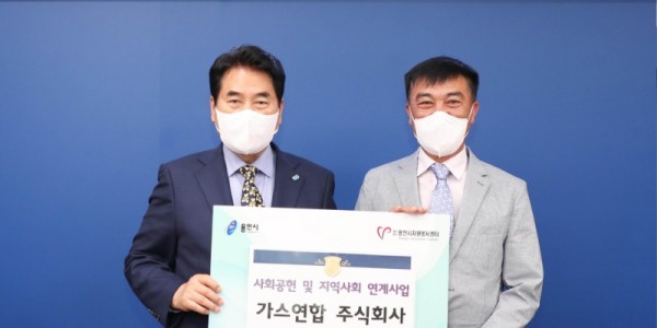 4. 백군기 용인시장이 용인시자원봉사센터에 백미 50포를 기탁한 이재덕 가스연합㈜ 대표와 기념촬영을 하고 있다..jpg