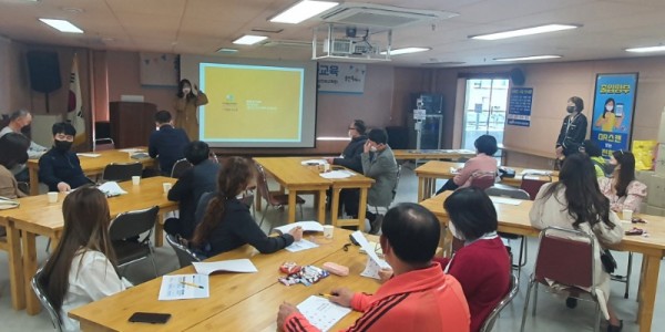[크기변환]5. 지난 21일 용인중앙시장 제2공영주차장 상인회교육장에서 진행된 중앙동 도시재생 주민역량강화 교육.jpg
