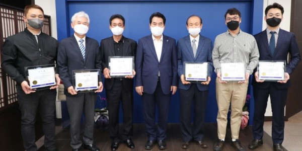 [크기변환]4. 개방주차장 지원사업 참여시설 감사패 수여식.jpg