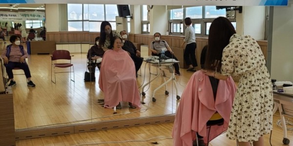 [크기변환]10. 김수경 고림12통장이 한 어르신의 머리를 손질해 드리고 있다..jpeg