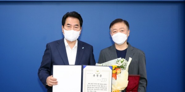 [크기변환]백군기 용인시장이 28일 고(故)지일환 준위의 아들 지세찬 씨에게 화랑무공훈장을 전달하고 기념촬영을 하고 있다..jpg