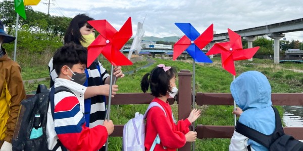 [크기변환]10-1 유림동 행복마을관리소 지킴이들과 성산초등학교 1_2학년 아이들이 직접 등하굣길 꾸미기에 나섰다.jpg