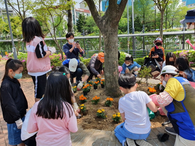 [크기변환]5-3 30일 유방 어린이공원에서 성산초등학교 학생들이 꽃을 심고 있는 모습.jpg