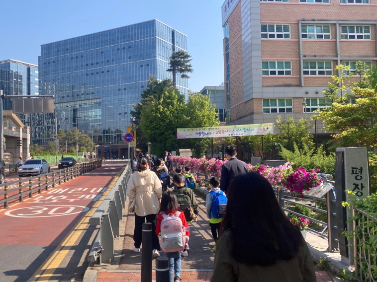 [크기변환]6. 깔끔하게 정비된 평장교를 지나가고 있는 초등학생들의 모습.jpeg