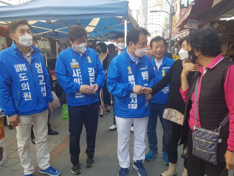 [크기변환]백군기후보가용인중앙시장에서 시민들과 환담하는모습.jpg