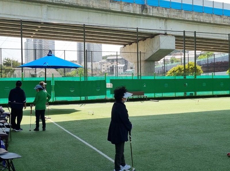 7-2. 수지구가 새로 설치한 성복고가하부 게이트볼장 그늘막과 벤치.jpg