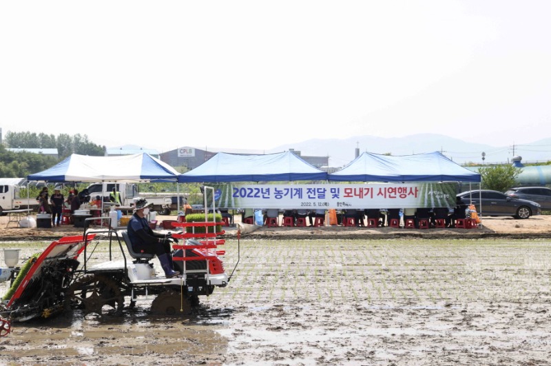 [크기변환]3-1 용인시는 12일 처인구 원삼면 맹리에서 모내기 시연 행사를 열고 본격적인 농번기의 시작을 알렸다..jpg