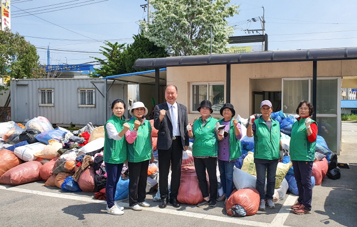 [크기변환]8. 백암면 새마을부녀회는 12일 어려운 이웃을 돕는 '헌 옷 모으기 행사'를 열었다..jpg