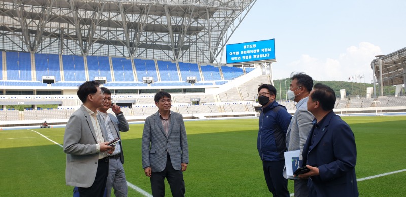 용인시와 경기도 관계자 등이 ‘2022 용인 경기도종합체육대회’의 주 경기장인 용인미르스타디움을 점검하고 있다. (1).jpeg