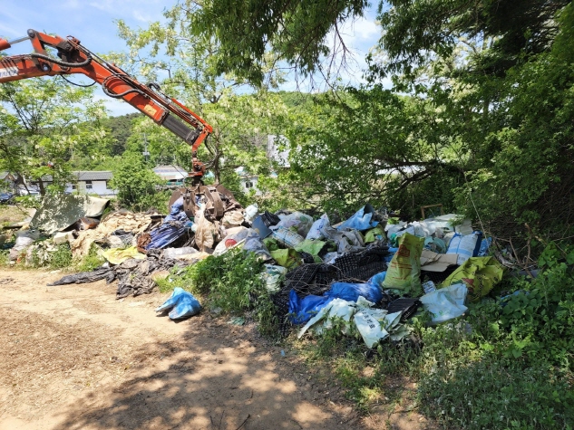 [크기변환]7-2. 이동읍 신미주 아파트 일대 불법 투기한 생활폐기물 수거하는 모습.jpg