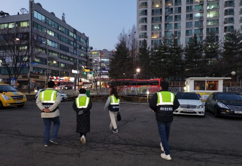 [크기변환]8. 죽전1동 청소년지도위원들이 야간 순찰을 하고 있는 모습.jpg