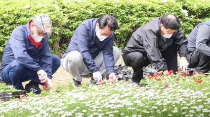 [크기변환]4-1 백군기 용인시장이 수지근린공원에서 시민들과 봄꽃을 심고 있다..jpg