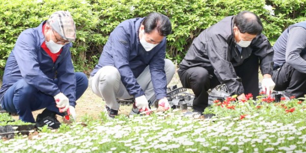 [크기변환]4-1 백군기 용인시장이 수지근린공원에서 시민들과 봄꽃을 심고 있다..jpg