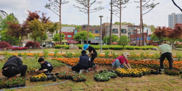 [크기변환]5-1 30일 역북소공원에서 시민들이 봄꽃을 심고 있는 모습.jpg